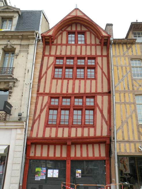  maison à pans de bois rouge